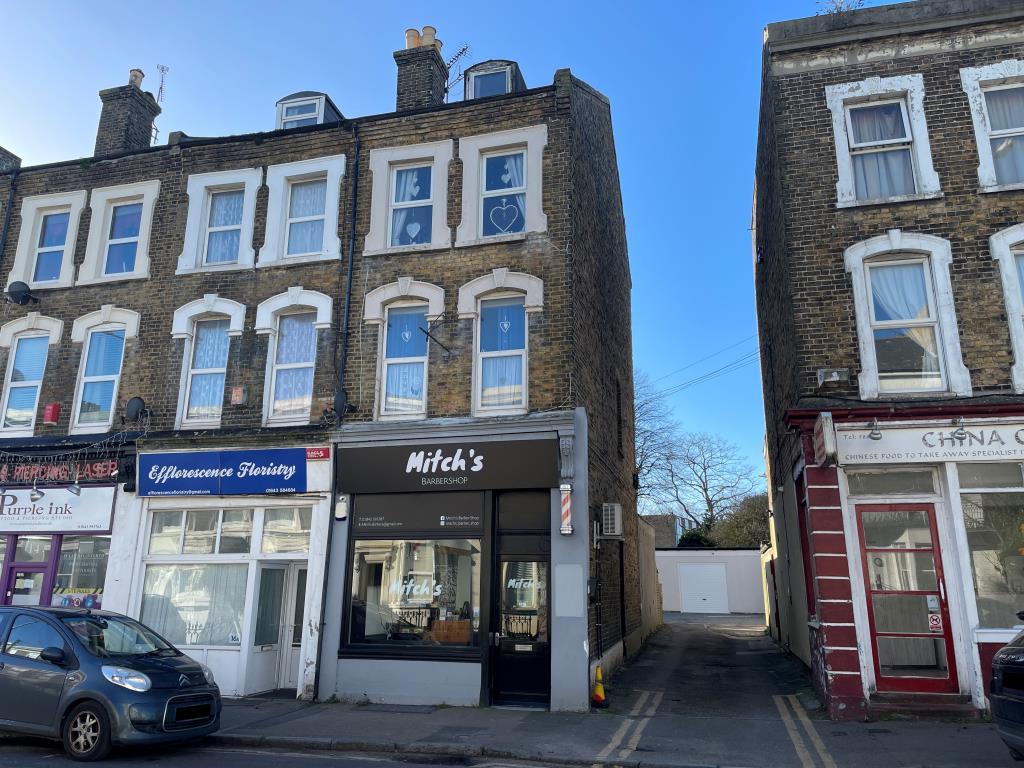 Lot: 12 - FREEHOLD MIXED-USE INVESTMENT - Front photo of end-terrace building